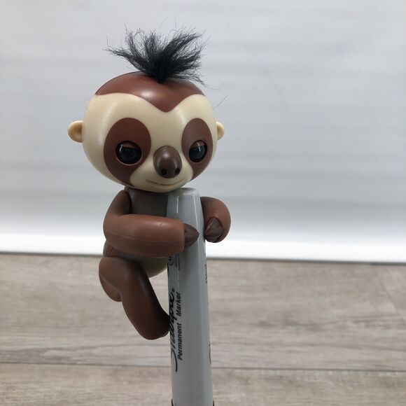 Fingerlings Baby Sloth Kingsley Brown Interactive Electronic Baby Pet - Picture 1 of 7